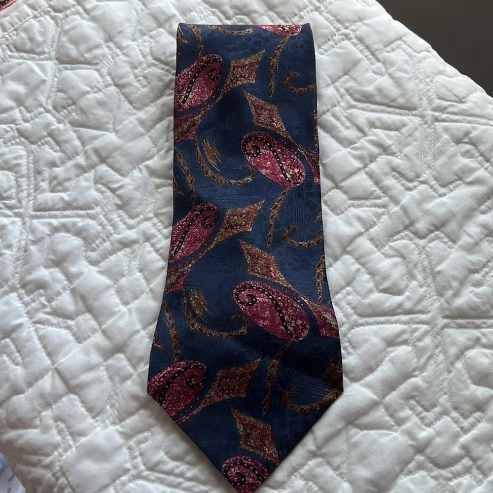 𝅺VILLA BUGATTI 100% Italian silk tie